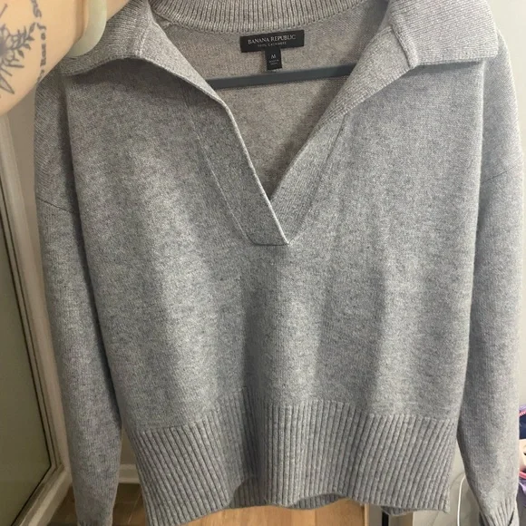 Banana Republic Light Gray V-Neck Sweater - Picture 1 of 2